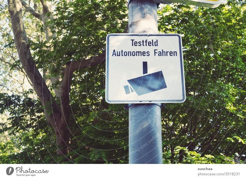 willkommen auf dem testfeld für autonomes fahren .. aber achtung: bloß nicht beobachtet fühlen :-) Schild Hinweisschild Verkehrsschild Außenaufnahme