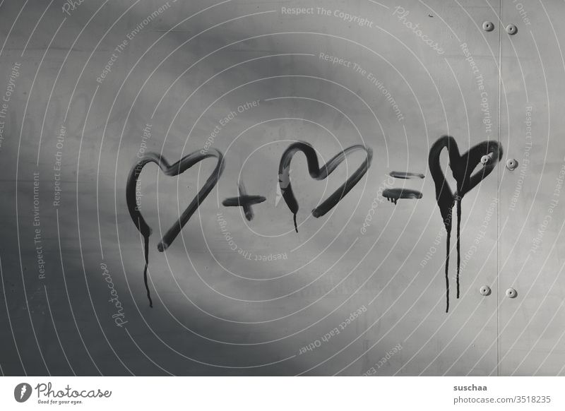 romantik als matheaufgabe Herz Herze Rechnung Mahteaufgabe Addition unlogisch Schmiererei Wand Menschenleer Graffiti grau Love Liebe Farbe Tropfen