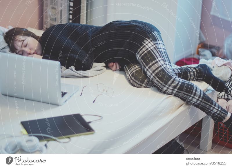 immer noch im homeoffice? Bett Schlafzimmer Bettlaken Matratze liegen schlafen Jugendzimmer Unordnung müde Arbeit Hausarbeit faul Pause Laptop Müdigkeit träumen