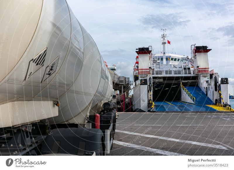 Tankwagen im Hafen Gefahr Gefahrgutschilder Gefahrenschilder gefährlich gefährliche Fracht gefährliche Güter Portwein Dock Flüssigtransport Straßentransport
