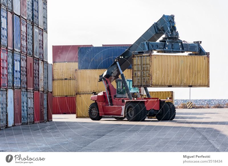 Hafenkran horizontal Lager Kranich Portwein Arbeiter logistisch Job wirtschaftlich importieren Export Schiff aufgeladen am Hafen Entladung international Versand