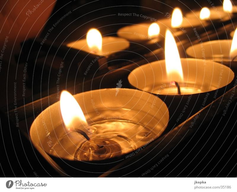 Candles Dekoration & Verzierung Kerze dunkel Wärme gelb schwarz Gefühle Stimmung Romantik Teelicht Kerzenschein Kerzenflamme brennen Warmes Licht Farbfoto