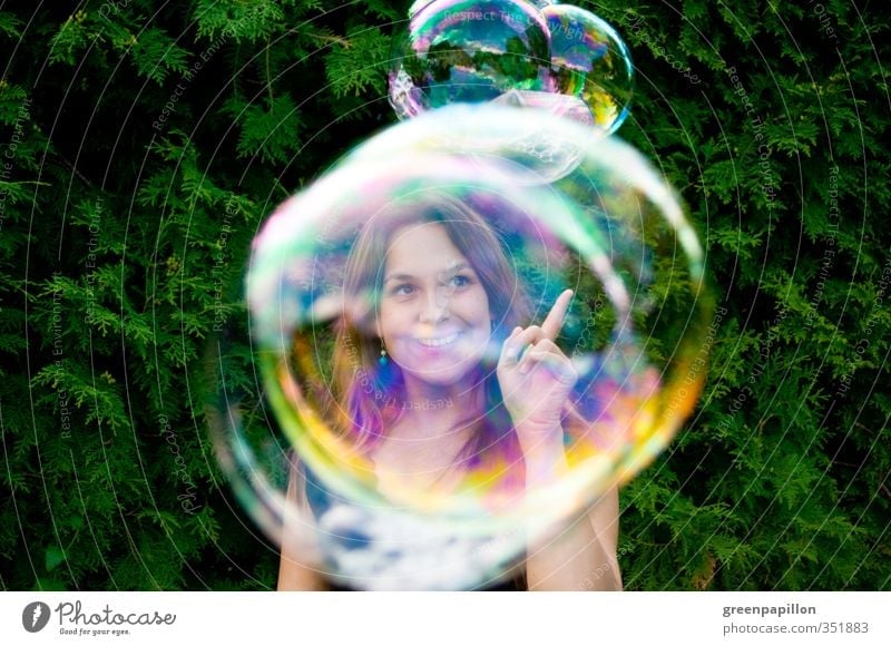 Seifenblasen fangen feminin Junge Frau Jugendliche Kindheit Spielen Garten Kugel Blase Regenbogen regenbogenfarben Spiegelbild Reflexion & Spiegelung träumen