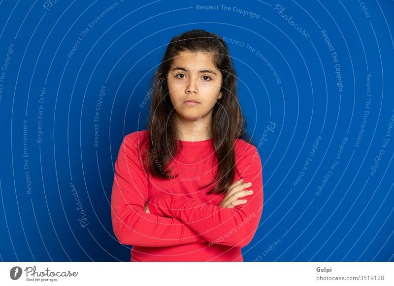 Mädchen im Vorschulalter mit rotem T-Shirt Kind blau furchtbar überrascht entsetzt Emotion gestikulieren erschrecken beunruhigt aufgeregt Problematik Porträt