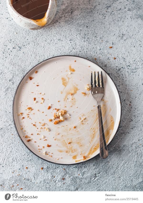 Leere verschmutzte Platte, Draufsicht dreckig Speise Saucen Teller leer Abendessen Mahlzeit Lebensmittel Tisch Mittagessen weiß fertig Hintergrund Restaurant