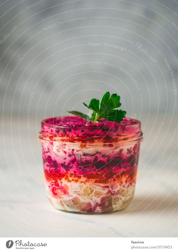 russischer Salat Hering unter einem Pelzmantel Mantel Salatbeilage Fell mehrschichtig unten Heringsmantel Glas Russisch traditionell kalt Rote Beete