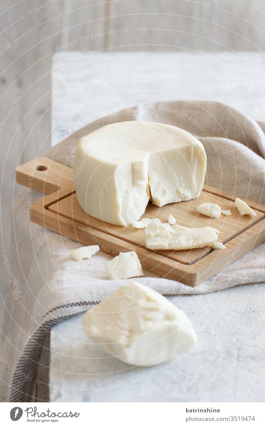 Süditalienische Käse-Cacioricotta und Leinenhandtuch Cacio Ricotta cacio-ricotta Handtuch Lebensmittel Italienisch Molkerei hölzern weiß Pastell abschließen