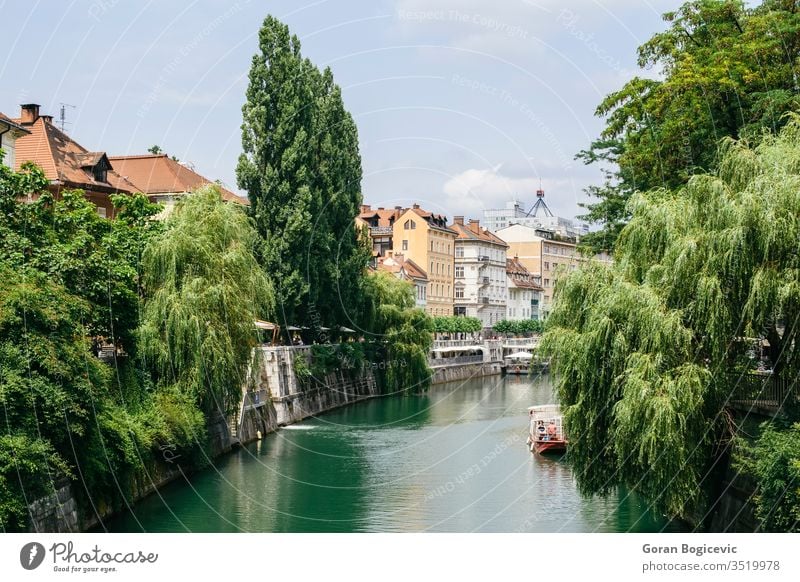 Blick auf den Fluss Ljubljanica in Ljubljana, Slowenien Architektur Boot Gebäude Kapital Zentrum Großstadt Stadtbild Tag Ausflugsziel Stadtzentrum Stauanlage