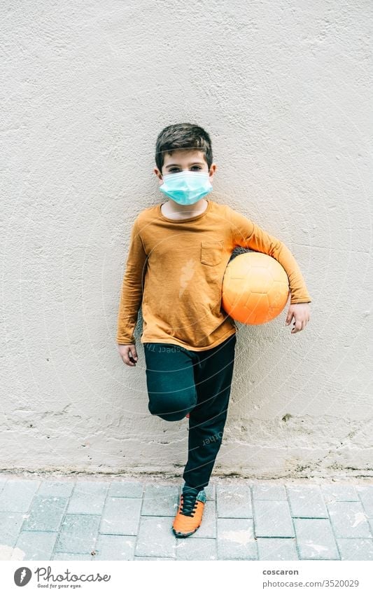 Kleiner Junge mit Ball und Schutzmaske. 2019-ncov Allergie allein Kind Kindheit Korona Corona-Virus Coronavirus covid-19 COVID19 niedlich Seuche Gesicht