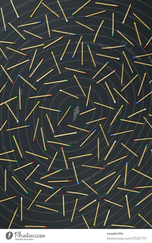Ordnung im Chaos | Streichhölzer mit bunten Köpfen auf schwarzem Untergrund Streichholz Muster Hintergrundbild Sammlung durcheinander abstrakt konzeptionell