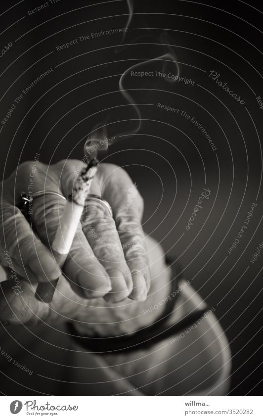 Die alte Raucherin Hand Zigarette rauchen Seniorin Alter Finger Genussmittel Nikotin Greisin Dame Runzeln Lebensabend