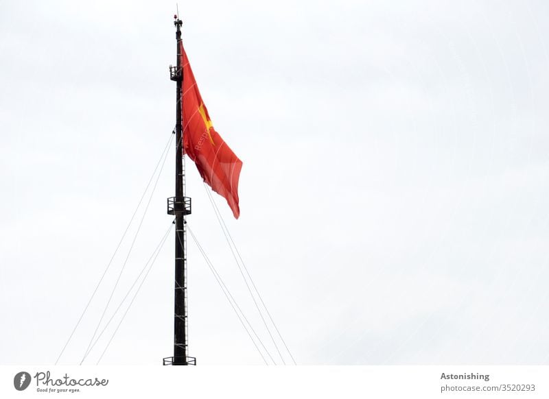 Fahnenmast mit vietnamesischer Flagge, Hue, Vietnam Flaggenmast Vietnamesische Flagge Himmel rot gelb Textilien Seile Hoch groß Mast schwarz Patriotismus Tag