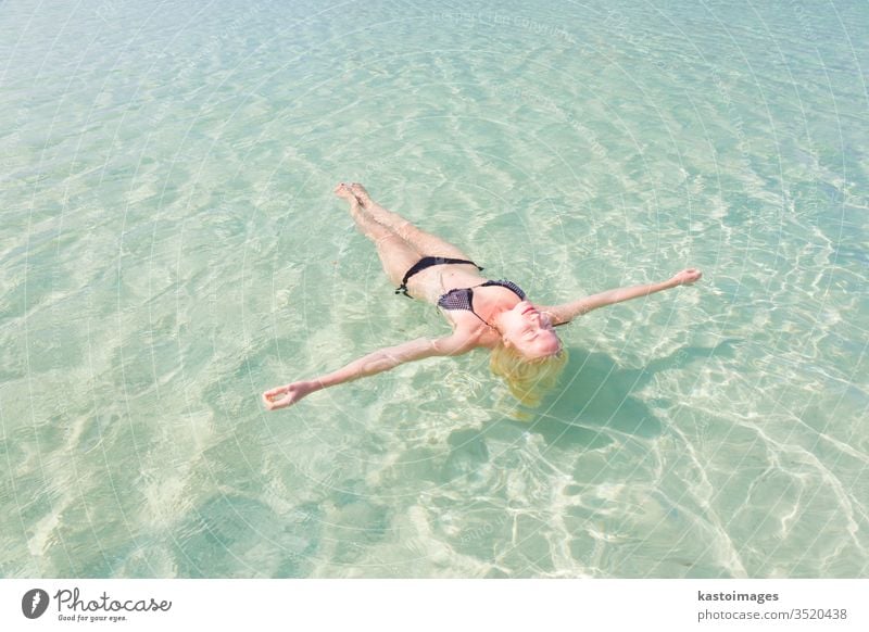 Kaukasische Dame schwebt im türkisblauen Meer. Frau Schwimmer MEER Strand Wasser schwimmen fliegend Lagune reisen Urlaub Schönheit Sommer Küste Erwachsener