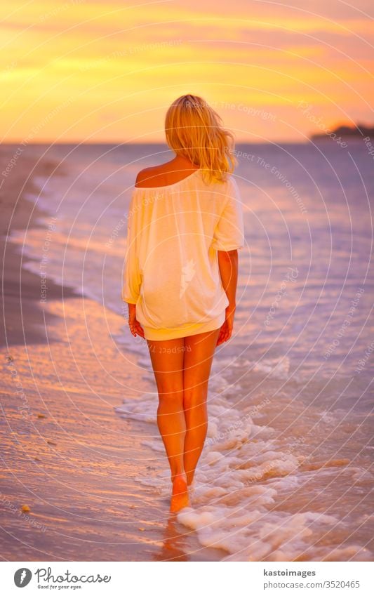 Dame am tropischen Sandstrand bei Sonnenuntergang. Frau Strand Meer Sommer Küste Freude MEER Natur Lifestyle Körper jung weiß sexy Silhouette Person Mädchen