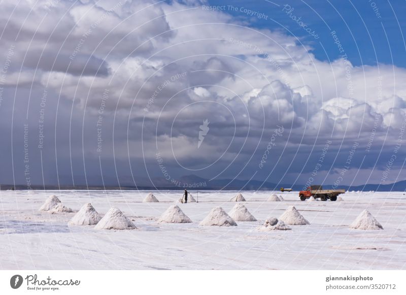 Salzhaufen im Salar de Uyuni, Südamerika, Bolivien, Salzsee Anden Hohe Höhenlage Andengebirge Kordilleren von Los Andes Hochebene Hochplateau altiplano