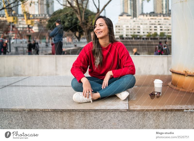Porträt einer jungen lateinischen Frau. Menschen Mädchen Erwachsener Straße urban lässig Mode Kaffee Person Großstadt niedlich Stil hübsch Schönheit modern