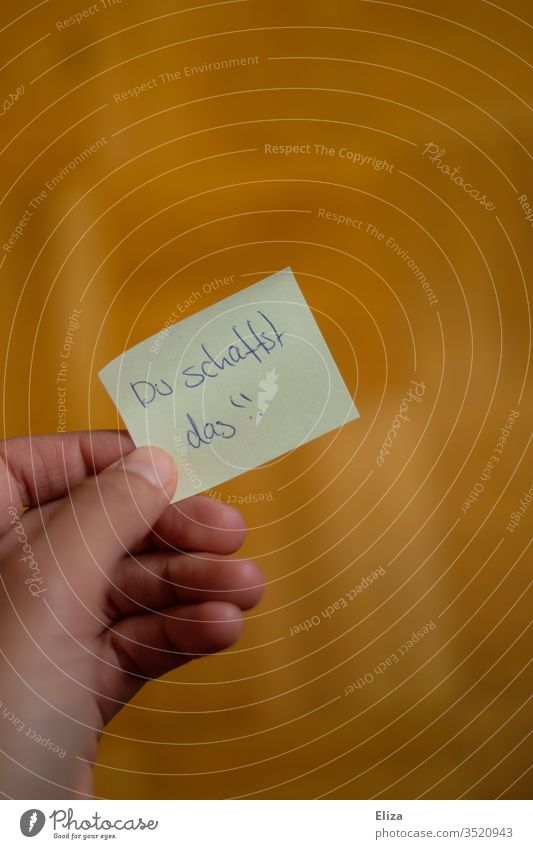 Ein Post-it oder Haftnotiz mit einer motivierenden handgeschriebenen Nachricht darauf ermutigen Motivation post-it haftnotiz Botschaft Hand Papier Freundschaft