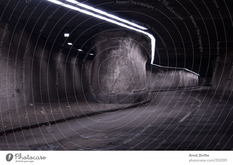 Matena Tunnel Verkehrswege Autofahren Fußgänger alt kalt Stadt matena matenatunnel Industrie Industriedenkmal Sehenswürdigkeit Mauer Wand Neonlicht Farbfoto