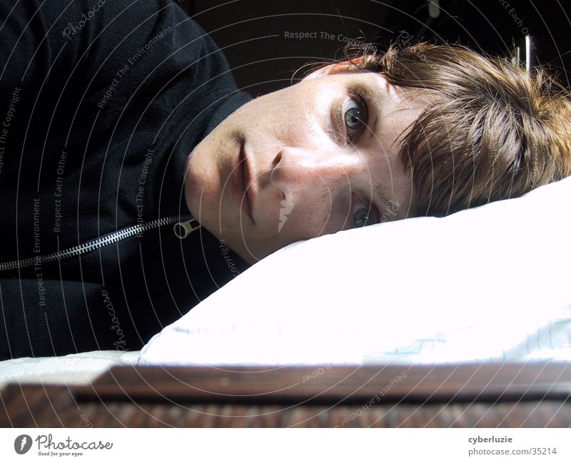 schlaflos Frau Porträt Kopfkissen Auge blau liegen