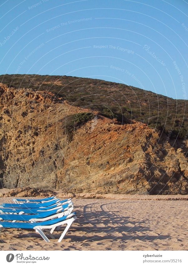 On the Beach Strand Portugal Europa liegen Sand blau Felsen