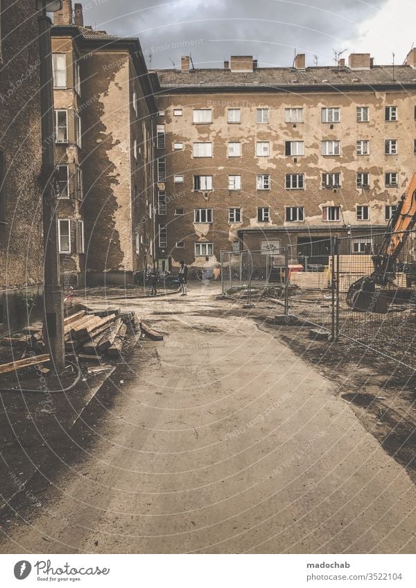 Paradies von Morgen Wohnen Leben trist kaputt zerstört trash Berlin Immobilie Wohnung Haus Häusliches Leben Architektur Gebäude wohnen Bauwerk Miete dreckig