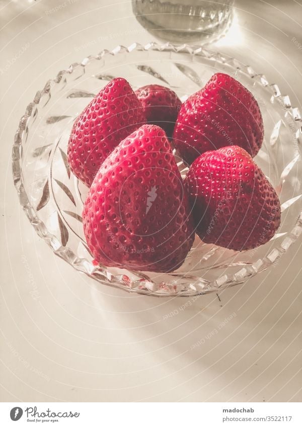 Erdbeeren Obst Vitamine Snack Ernährung Gesundheit Frucht Lebensmittel frisch lecker Farbfoto Vegetarische Ernährung Gesunde Ernährung Bioprodukte rot süß Diät