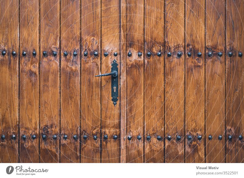 Traditionelle Holztür mit Eisennägeln verziert Tür abstrakt Hintergrund Textur strukturell geknackt geschält im Freien Außenseite Farbe Detailaufnahme künstlich