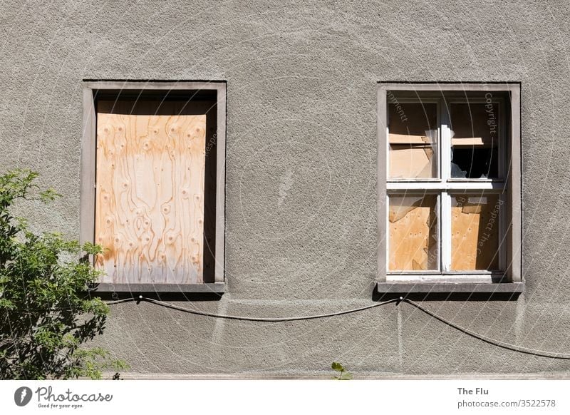 Vernagelte Hausfront Ruine Fenster Menschenleer Verfall alt kaputt Wand Gebäude Fassade Außenaufnahme Vergangenheit Gedeckte Farben Zerstörung dreckig braun