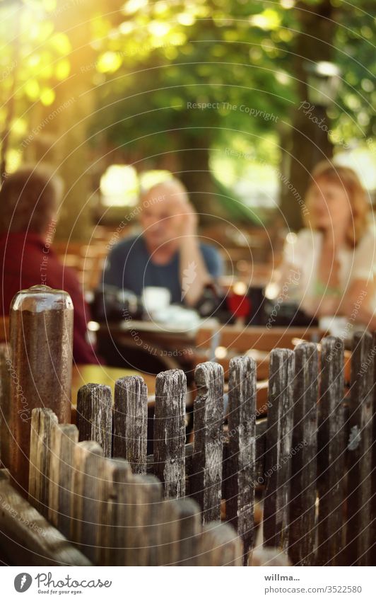 Bald öffnen wieder die Biergärten Biergarten Gastronomie Personen Menschen schönes Wetter sonnig Holzzaun Zusammensein