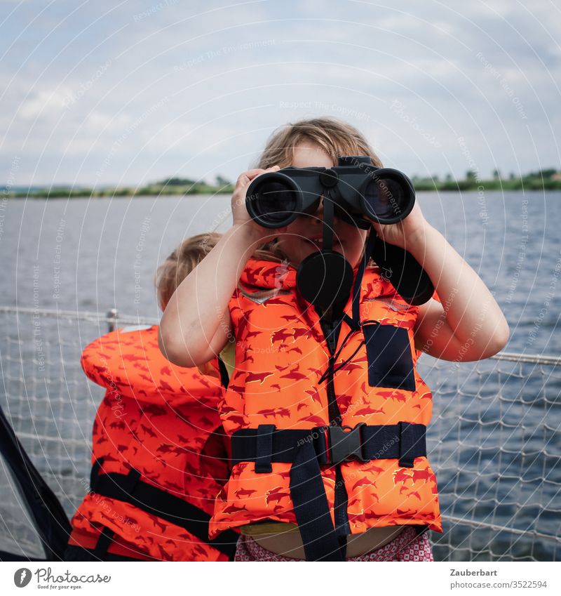 Mädchen mit Rettungsweste und Fernglas auf Segelboot Kind Segeln Feldstecher Boot Wasser Meer Küste orange Sommer Jacht Urlaub Ferien & Urlaub & Reisen