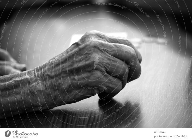 hochbetagt Hand Greis Senior Mensch alt Runzeln hohes alter 80 90 Lebensabend