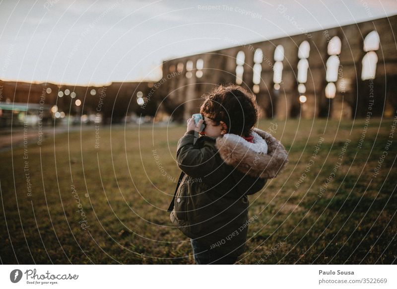 Kind fotografiert bei Sonnenuntergang Fotokamera fotografierend Fotografie Technik & Technologie Kaukasier Kindheit Außenaufnahme Ferien & Urlaub & Reisen