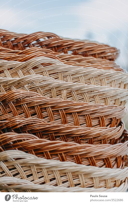 Weidenkörbe in einer Reihe Weidenkorb Muster Korb Farbfoto Außenaufnahme Natur Nahaufnahme Markt In einer Reihe braun Textfreiraum Hintergrund Herbst