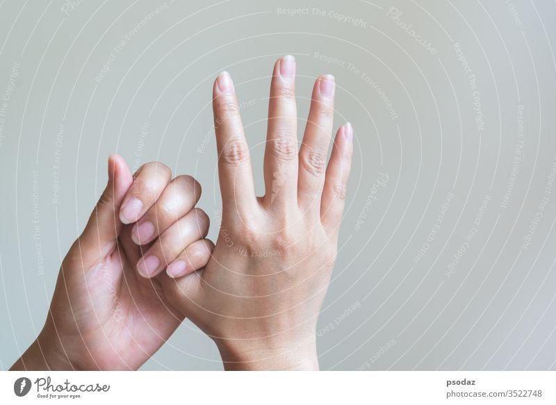Frau massiert ihre schmerzende Hand. Gesundheitsvorsorge und medizinisches Konzept. Schmerzen Erwachsener Arme Arthritis Hintergrund Körper Pflege Karpal