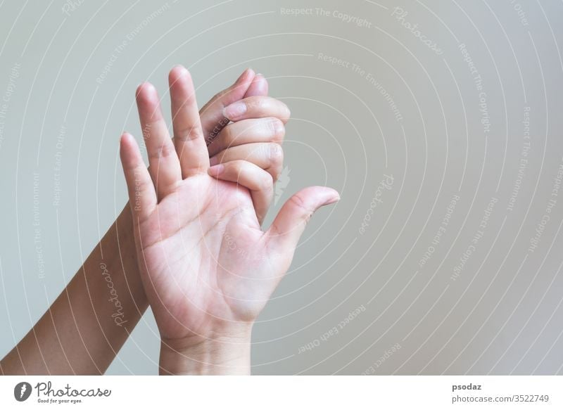 Frau massiert ihre schmerzende Hand. Gesundheitsvorsorge und medizinisches Konzept. Schmerzen Erwachsener Arme Arthritis Hintergrund Körper Pflege Karpal