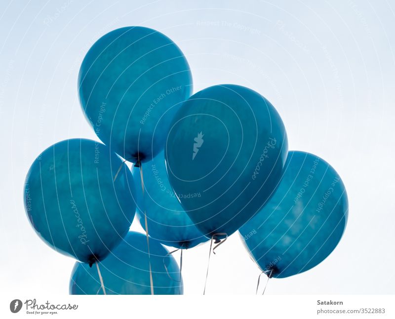 Textur auf der Oberfläche des blauen Ballons Schwimmer weiß Dekoration & Verzierung Air Muster Haut Gummi Design Nahaufnahme dekorativ Luftballon Farbe Konzept