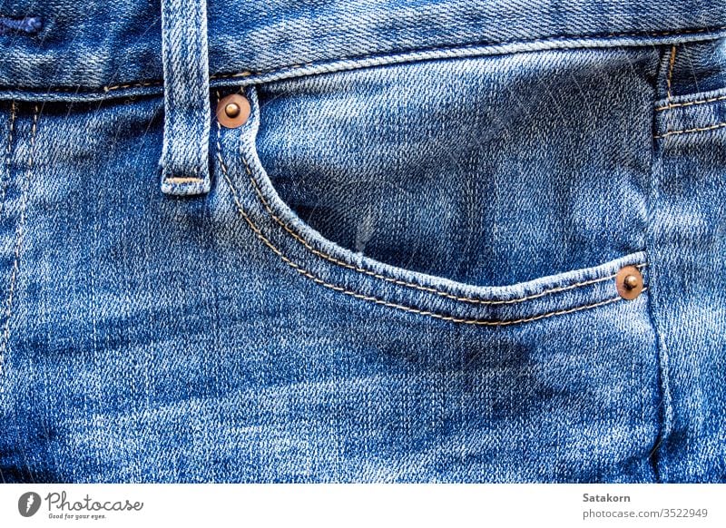 Tasche aus Denim-Blaue Jeans Jeanshose blau Jeansstoff Textil Hose lässig Gewebe Muster Hintergrund schließen nach oben Bekleidung Kleidungsstück alt