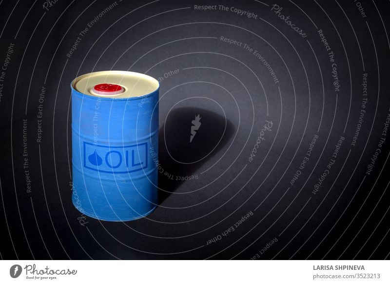 Ölfass aus Metall mit Text "Öl" auf schwarzem Hintergrund. Konzept der Ölmarktproduktion, globale Finanzkrise. Lauf Erdöl Benzin Industrie Verschmutzung