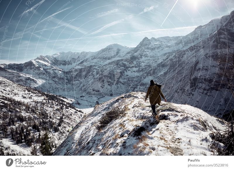 Mensch wandert im Winter am Berg in den Alpen tauern hohe tauern bad gastein Bad Hofgastein sportgastein Salzburger Land Wirtschaft wintereinbruch wandern