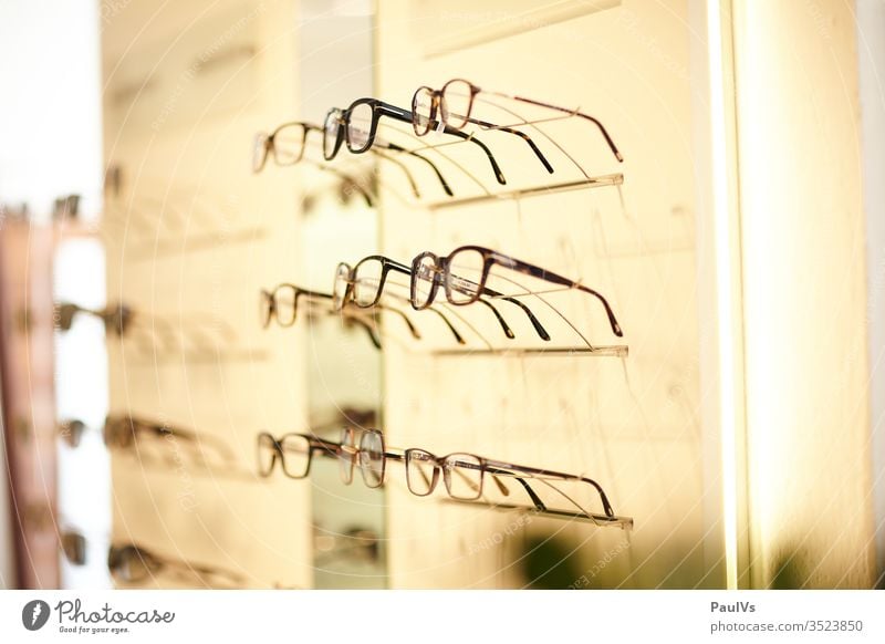 Brillen bei Optiker / Brillenauswahl / Optikergeschäft Mode Sehen Auge Sehschwäche Fokus Gesundheit Verkauf Geschäft Pupille Sinnesorgane Sehvermögen Blick