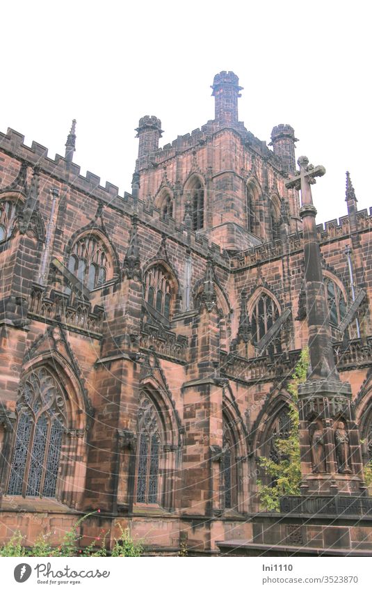 Teilansicht mit Turm der roten Sandsteinkathedrale in Chester Architektur historisch Sehenswürdigkeit Cheshire England menschenleer Chester Cathedral