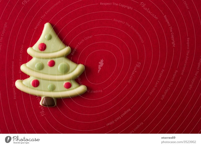 Weihnachtsbaum-Schokoladenbonbon auf rotem Hintergrund Kopierfläche Bonbon Feier Weihnachten dekorativ Dessert festlich Lebensmittel selbstgemacht Gebäck