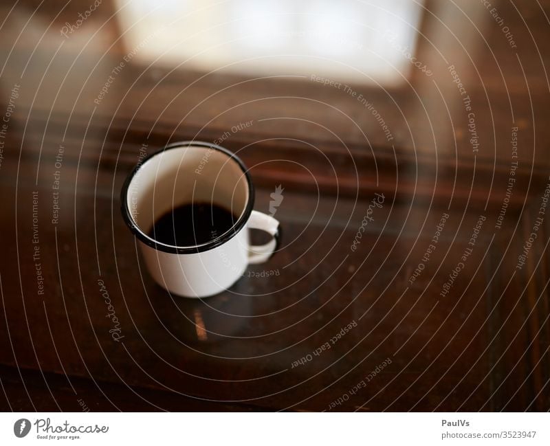 Kaffee Tasse am Tisch kaffee kaffeetasse frühstückstisch Kaffeepause Kaffeekränzchen Koffein trinken Getränk Heissgetränk beverage heisser kaffee