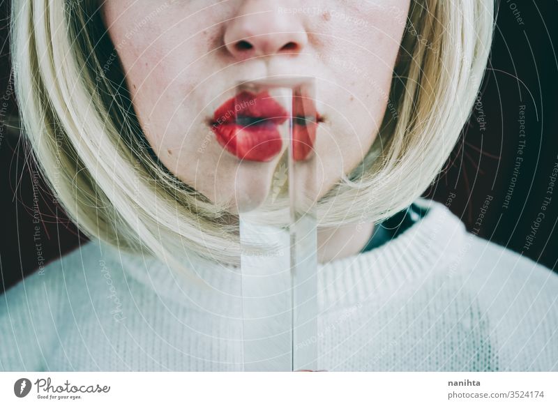 Nahaufnahme des durch ein Prisma verdeckten Gesichts einer jungen Frau Kunst Deckung abschließen Glas Kristalle Verzerrung Reflexion & Spiegelung Lippen blond