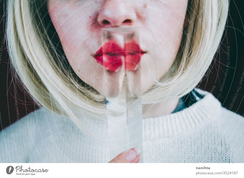 Nahaufnahme des durch ein Prisma verdeckten Gesichts einer jungen Frau Kunst Deckung abschließen Glas Kristalle Verzerrung Reflexion & Spiegelung Lippen blond
