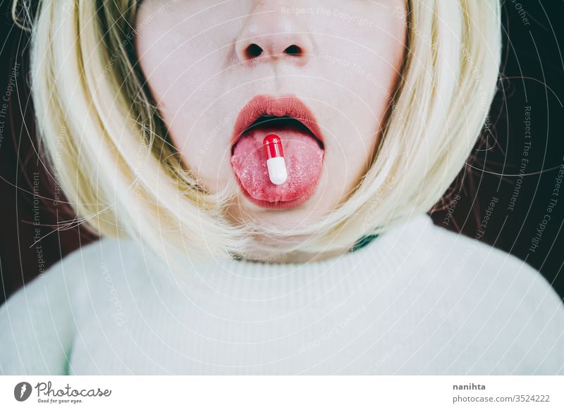 Konzeptionelles Bild über Drogenabhängige mit einer Pille in der Zunge einer jungen Frau Tablette Medikament Sucht Mund Medizin Schmerztablette Schmerzkiller