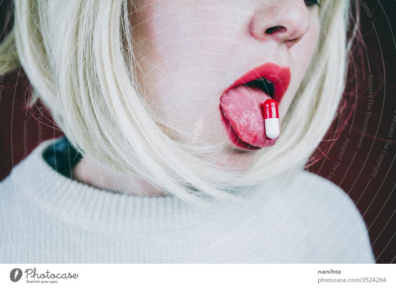 Konzeptionelles Bild über Drogenabhängige mit einer Pille in der Zunge einer jungen Frau Tablette Medikament Sucht Mund Medizin Schmerztablette Schmerzkiller
