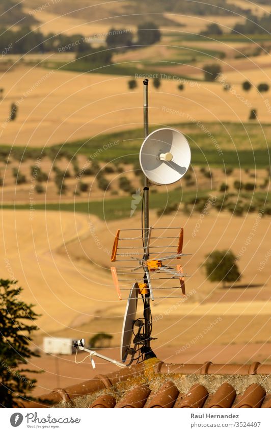 Parabolrepeater-Antenne und terrestrische Fernsehantenne auf einem Dach. Wissenschaft signalisieren Maschinenbau Ausstrahlung Rundfunksendung Telekommunikation