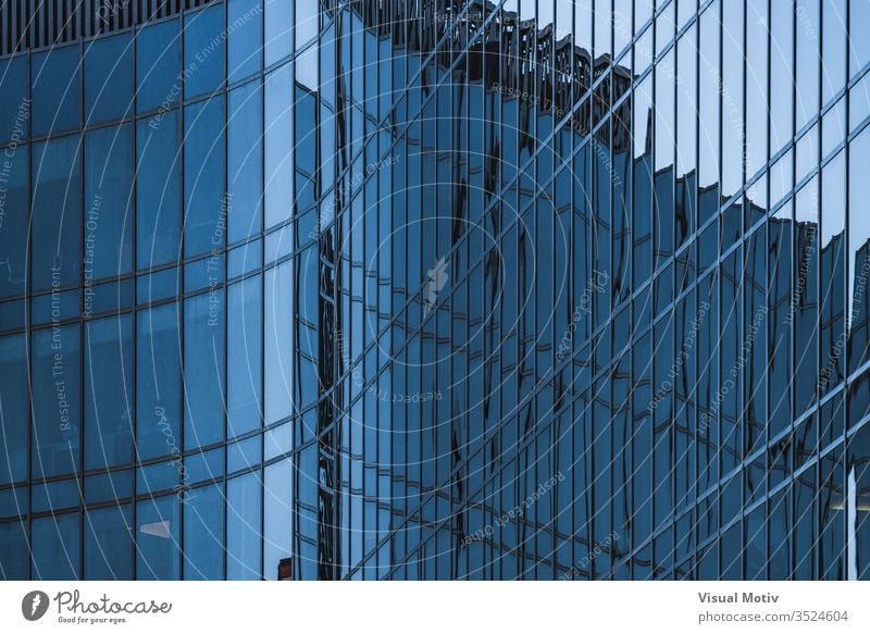 Gewellte Glasfassade eines Bürogebäudes Gebäude Fassade Fenster Architektur architektonisch urban Metropolitan konstruiert Struktur geometrisch Formen erbaut