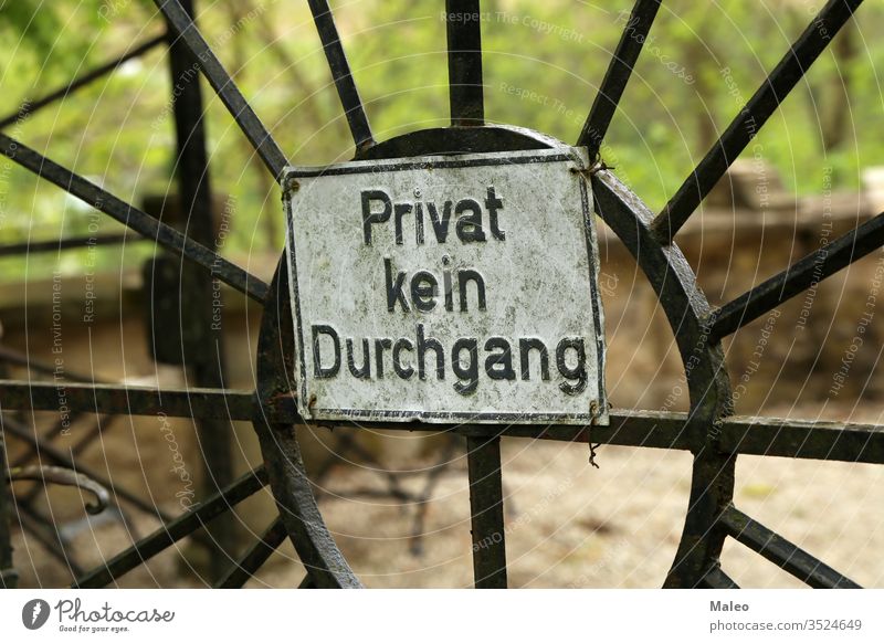 Torschild. Deutscher Text: Privat Kein Durchgang Zugang Verbot betreten Eingabe Zaun verboten Gate Metall nein Sicherheit Wut Barriere Holzplatte Konflikt